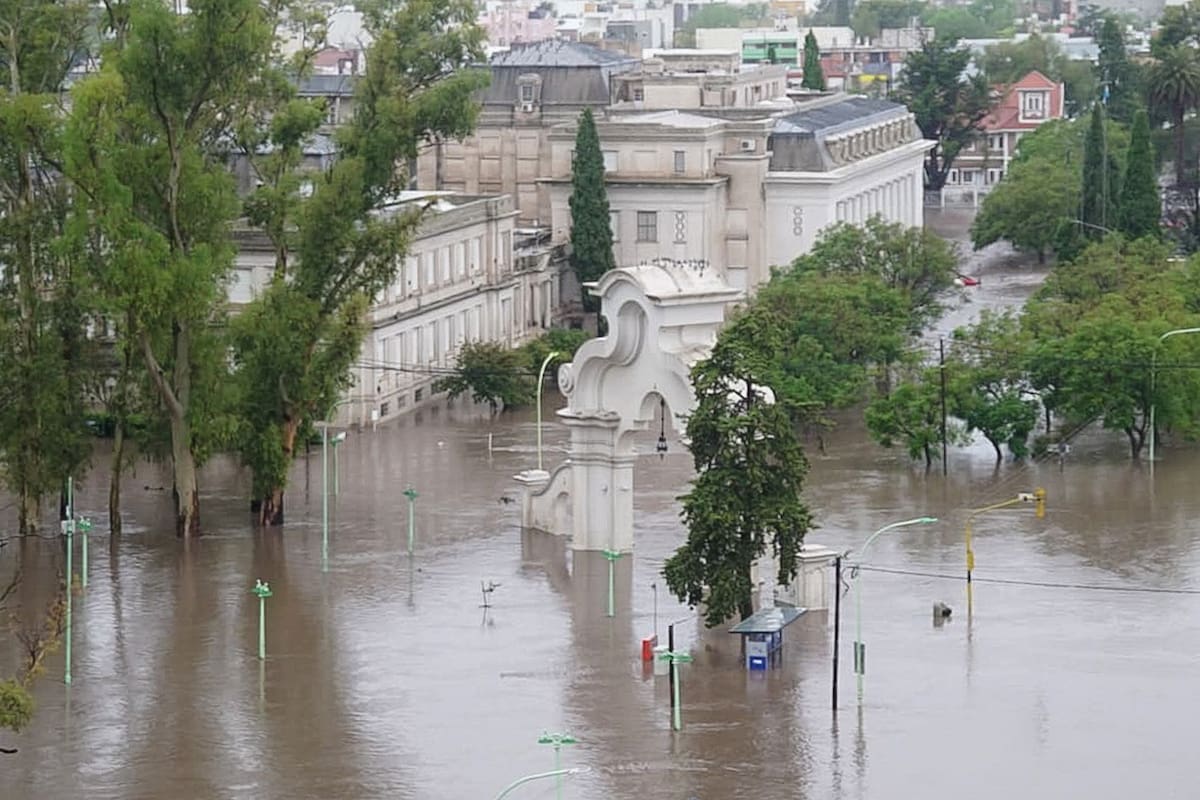 Las calles inundadas de Bahía Blanca, horas después del paso del temporal