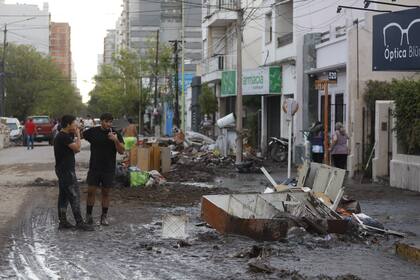 Las calles llenas de barro y mueblas, la falta de agua dificulta la limpieza