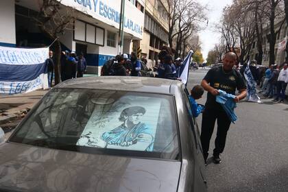 Las calles se vistieron con los colores de Gimnasia, al ritmo de la imagen de Maradona