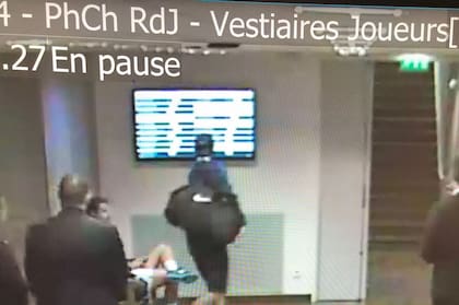 Las cámaras captaron al supuesto ex tenista con un bolso idéntico al de Davin