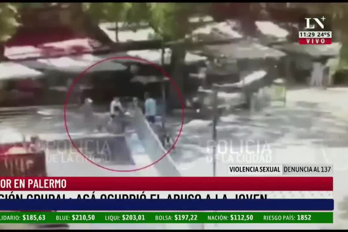 Las cámaras de la Policía de la Ciudad registraron la escena en la que la joven es interceptada por el grupo