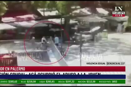 Las cámaras de la Policía de la Ciudad registraron la escena en la que la joven es interceptada por el grupo