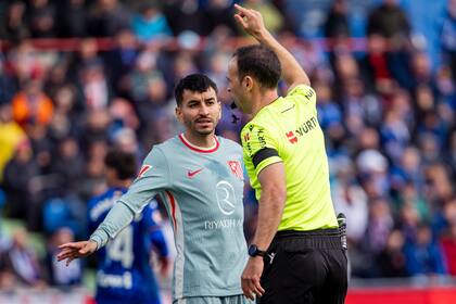 Las cámaras de la transmisión mostraron cómo Ángel Correa insultó al árbitro Guillermo Cuadra Fernández, tras la expulsión en el choque entre Atlético de Madrid y Getafe; el informe fue lapidario