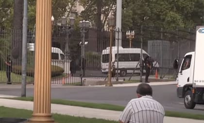 Las cámaras de LN+ registraron la salida de la combi con los ministros de Alberto Fernández, desde Casa Rosada