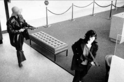 Las cámaras de seguirdad captaron a Patty Hearst, en ese momento, Tania, fusil en mano, en el asalto al banco Hibernia de San Francisco