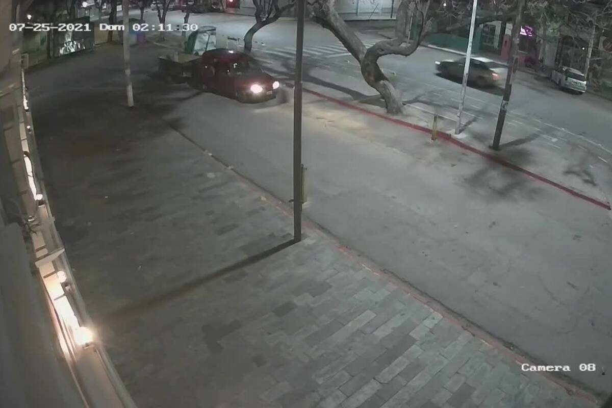 Las cámaras de seguridad captaron el momento del robo de un baño químico. Días más tarde, el ladrón lo devolvió porque su hijo lo vio en TV