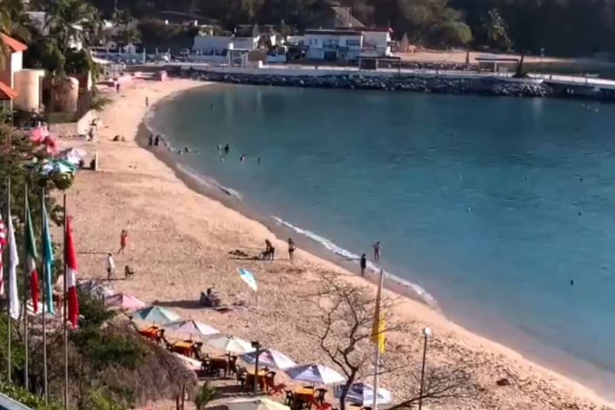 Las cámaras de seguridad de distintos establecimientos lograron registrar el cambio que mostró el mar en medio del terremoto en playas de Huatulco, Oaxaca