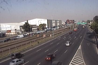 Las cámaras de seguridad de la ciudad registran fuerte congestión del tránsito en la avenida Cantilo