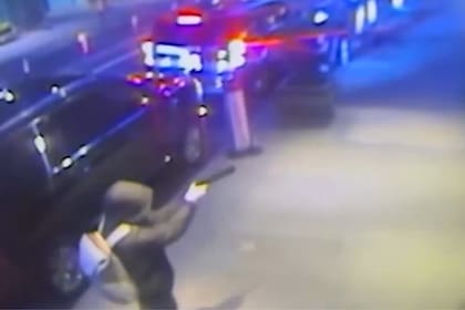 Las cámaras de seguridad de Nueva York captaron el momento del ataque a Brian Thompson frente al Hilton en Manhattan