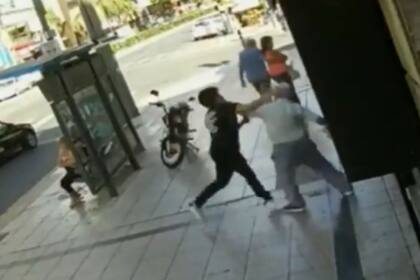 Las cámaras de seguridad de una esquina céntrica rosarina captaron toda la secuencia de la agresión