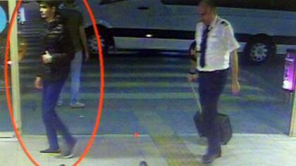 Las cámaras de seguridad del Aeropuerto Internacional de Estambul muestran a los terroristas antes del ataque