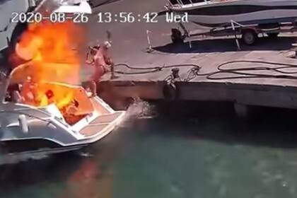 Las cámaras de seguridad del puerto de Ponza, en la provincia italiana de Latina, registraron el preciso instante en que se produce un estallido en la embarcación a motor