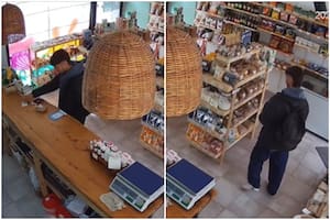 Las cámaras de seguridad grabaron a un intruso dentro de su local; sin embargo, el gesto que tuvo el joven la impactó