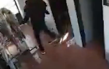 Las cámaras de seguridad registraron el momento en el que se habría llevado prendas de sus compañeros