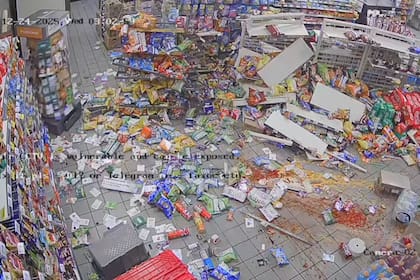 Las cámaras de seguridad registraron el momento del robo en la tienda