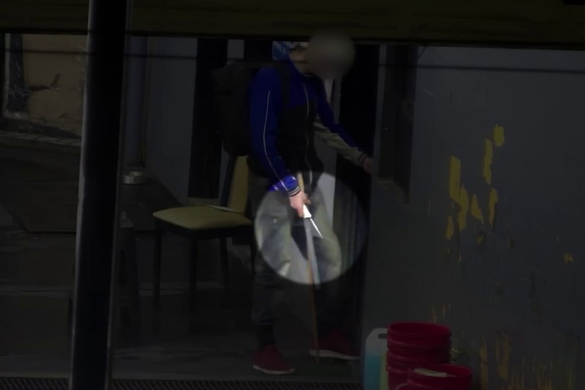 Las cámaras del CMU captaron al ladrón dentro del comercio de Almagro armado con un cuchillo durante el robo