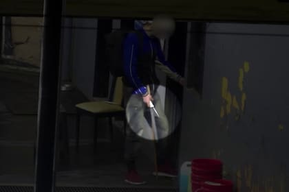 Las cámaras del CMU captaron al ladrón dentro del comercio de Almagro armado con un cuchillo durante el robo