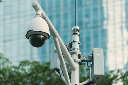 Las cámaras instaladas en zonas escolares permiten emitir multas por exceso de velocidad sin la presencia de un oficial, según la ley AB 645