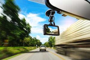 Las cámaras que van en el parabrisas o en el tablero del auto son cada vez más populares; hay modelos que incluso se pueden dejar funcionando con el auto apagado