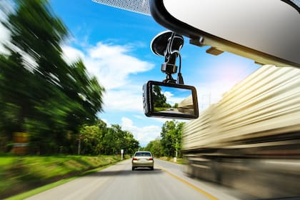 Las cámaras que van en el parabrisas o en el tablero del auto son cada vez más populares; hay modelos que incluso se pueden dejar funcionando con el auto apagado