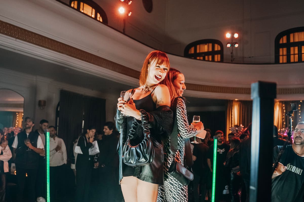 Las cámaras spinner giran sobre la plataforma donde bailan los invitados