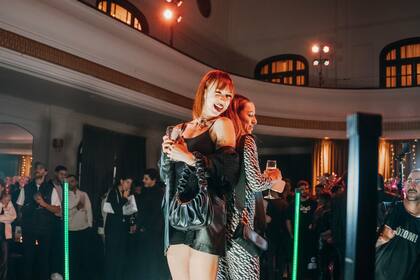 Las cámaras spinner giran sobre la plataforma donde bailan los invitados