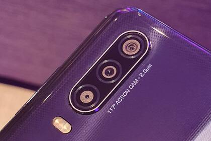 Las cámaras traseras del Moto One Action: la normal de 12 megapixeles, el gran angular de 16 megapixeles para video, y la cámara que mide la profundidad de campo