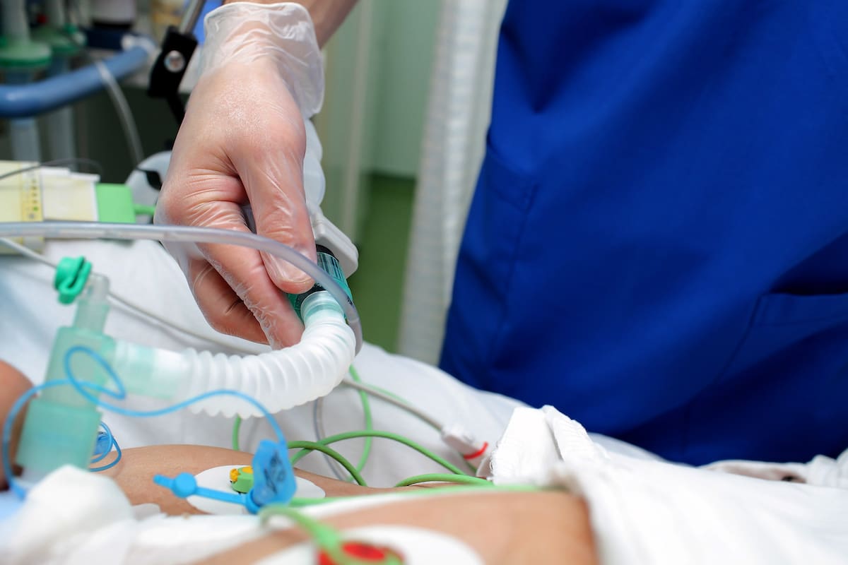 Las camas en terapia intensiva se incrementaron un 33% respecto de las que había antes de la pandemia