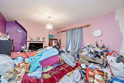 Las camas están parcialmente descubiertas y son uno de los pocos espacios que corren esta fortuna en la casa