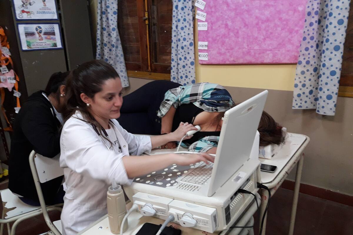 Las camillas para la ecografía cardíaca o el electrocardiograma se improvisan con los pupitres de las aulas de la escuela donde trabajan los profesionales del programa