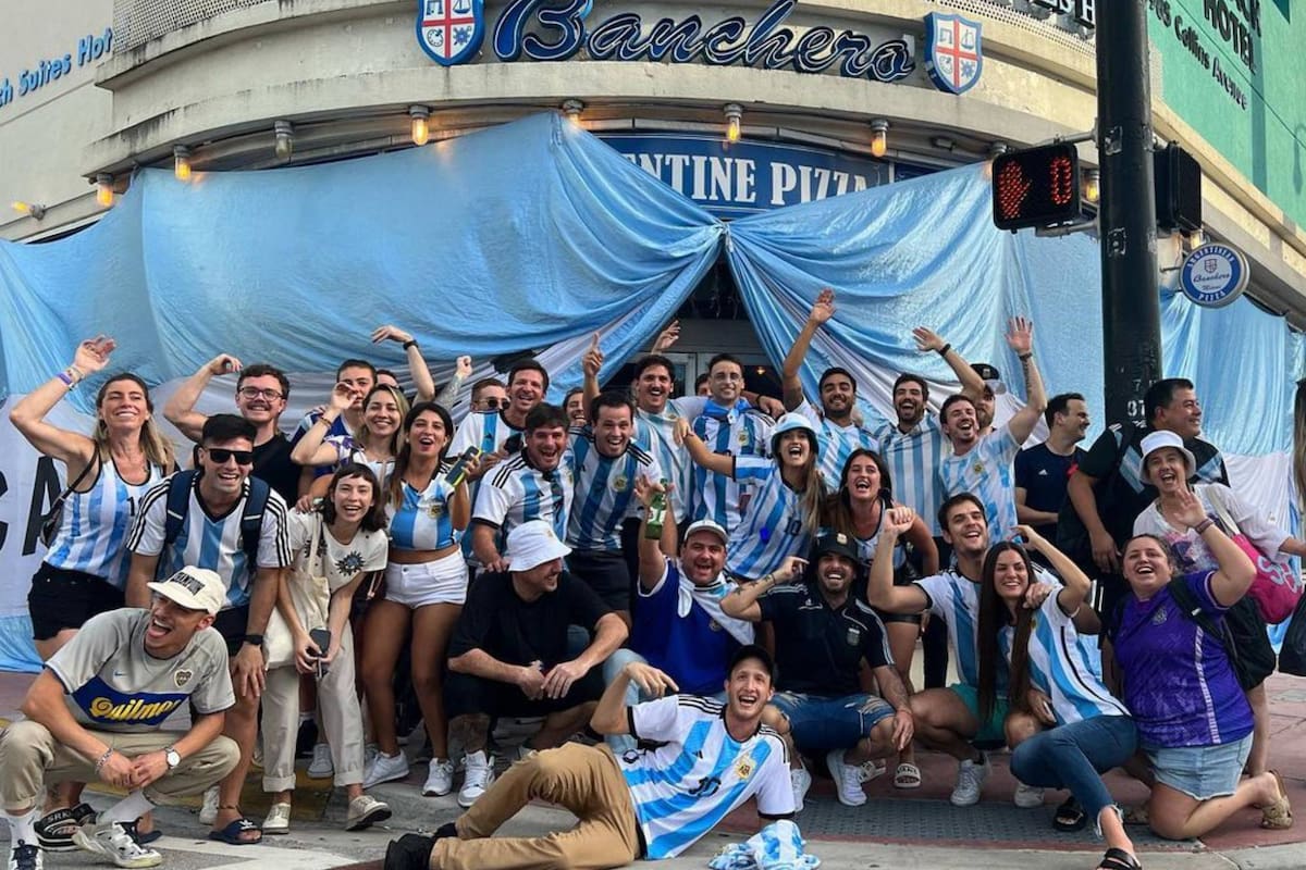 Las camisetas celestes y blancas recorren las calles de Miami y en cada partido los argentinos festejan de local (Foto Instagram @bancheromiami)