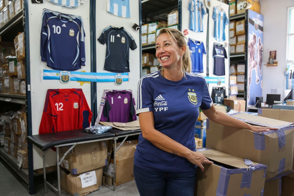 Las camisetas de distintas épocas, de fondo, en el depósito de indumentaria de las selecciones, en Ezeiza.