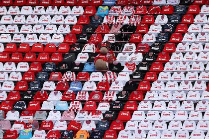 Las camisetas de hinchas que vistieron este domingo una de las tribunas del estadio de Colonia