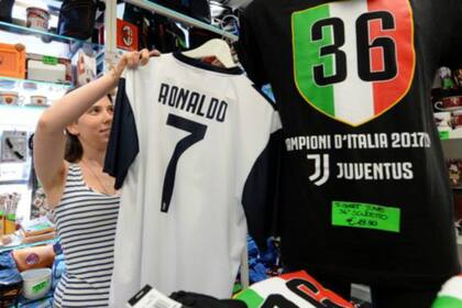 Las camisetas de la Juventus con el nombre de Ronaldo ya se venden en Turín, Italia