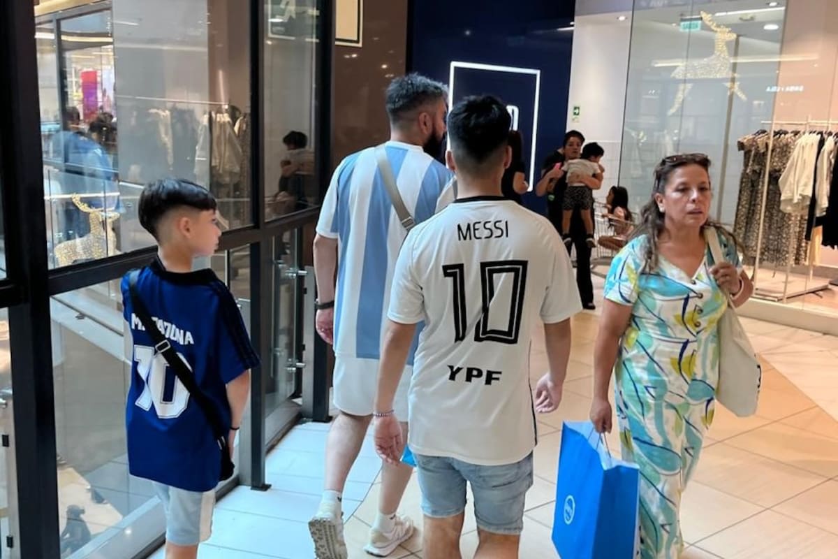 Las camisetas de la selección, el sello distintivo de los turistas argentinos en Chile