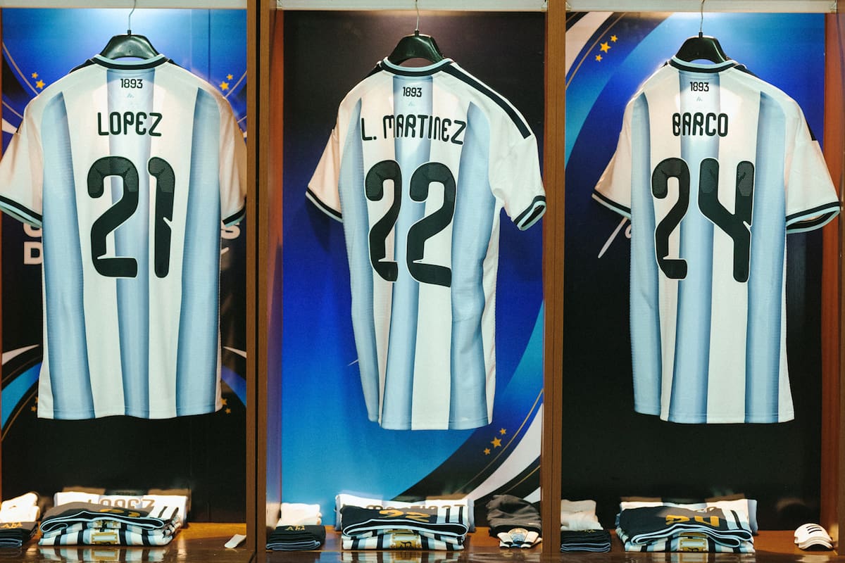 Las camisetas en el vestuario, antes de Argentina - Bolivia: la mezcla de los apellidos de antes y los de ahora le dan sustento a lo que viene