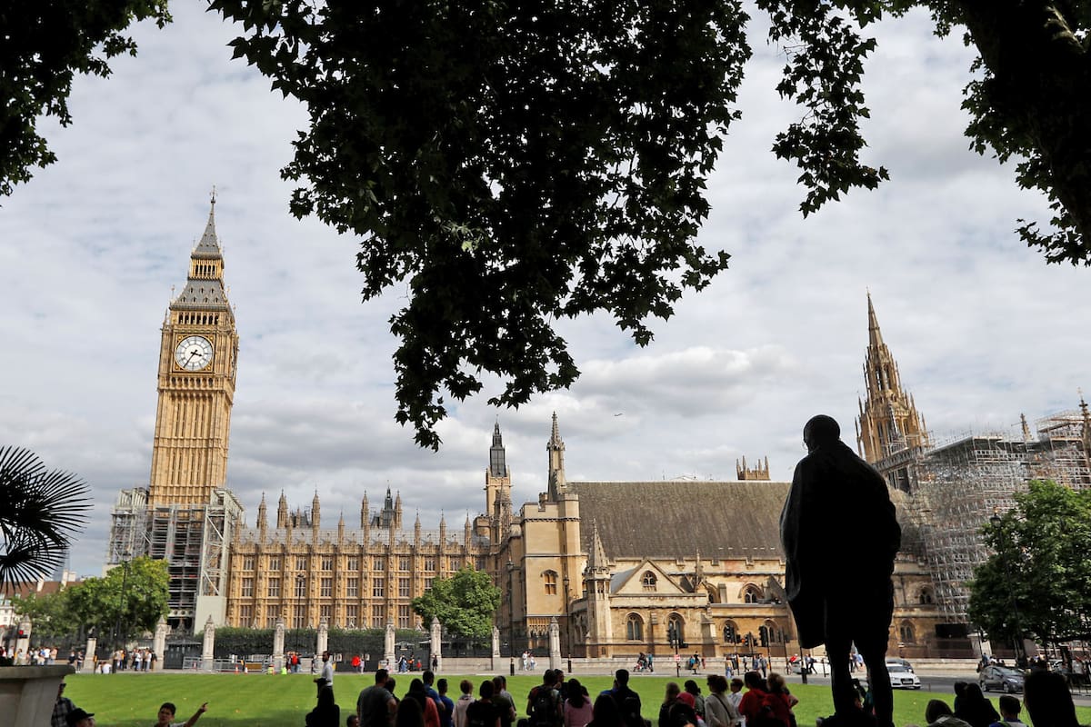 Las campanas del Big Ben, de Londres, tocaron ayer por última vez al mediodía antes de ser silenciadas para comenzar un proceso de restauración que se extenderá durante cuatro años