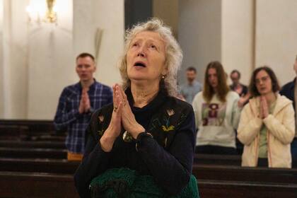 Las campanas suenan mientras el cuerpo del papa Francisco llega a la basílica de San Pedro