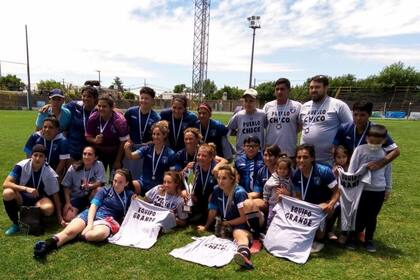 Las campeonas, felices, con una remera que se hizo himno de la celebración