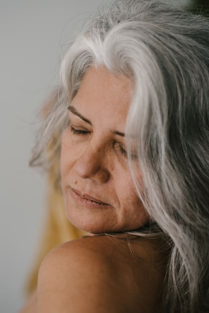 Las canas pueden aparecer por múltiples razones (Foto ilustrativa PIXABAY)