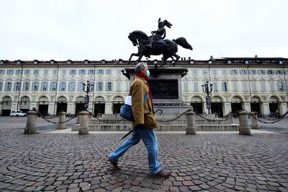Las cancelaciones de viajes paralizaron una de las industrias más dinámicas de la economía mundial. En la foto, la plaza San Carlo, principal de Turín, vacía