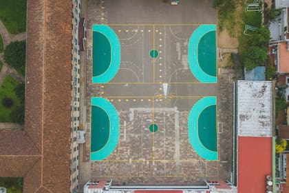 Las canchas de fútbol en el patio central.