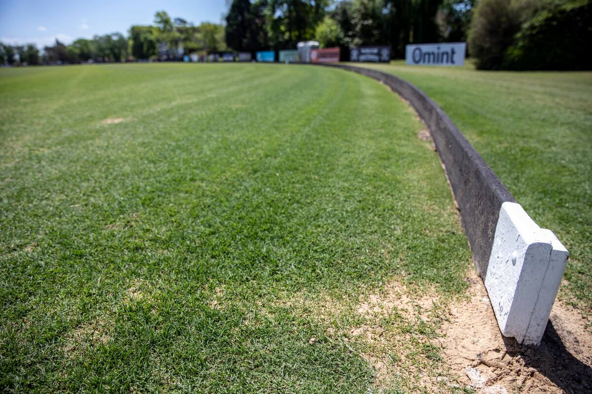 Las canchas de Tortugas lucen espléndidas, pero su antigua construcción y su poca ventilación las hacen de secado lento, y por ende, vulnerables a las lluvias.