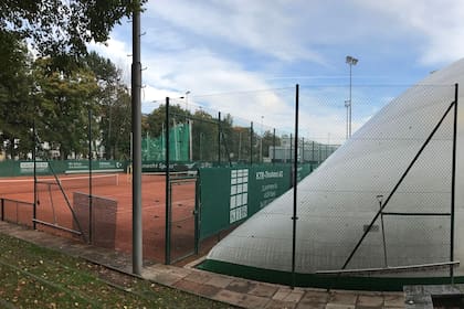 Las canchas del Old Boys durante el otoño suizo, al aire libre y cubiertas por un globo.