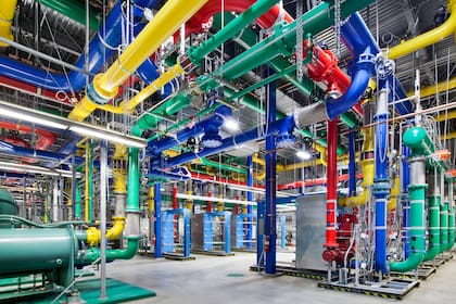 Las cañerías que llevan agua para refrigerar los sistemas en The Dalles