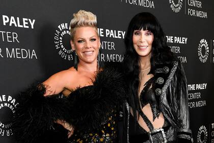Las cantantes hicieron honor al homenajeado y lucieron looks de alta moda, en color negro