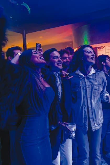 Las cantantes Valentina Olguín, Lucía Brito y Martu Brito corearon corearon desde primera fila todas las canciones de su amiga