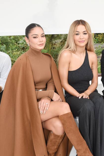 Las cantantes Vanessa Hudgens y Rita Ora, una vez más incondicionales de Michael Kors, disfrutan de su propuesta Ready to Wear Spring 2024.