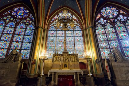 Las capillas y altares laterales tuvieron que ser restaurados después de que fueran parcialmente destruidos durante la Revolución Francesa