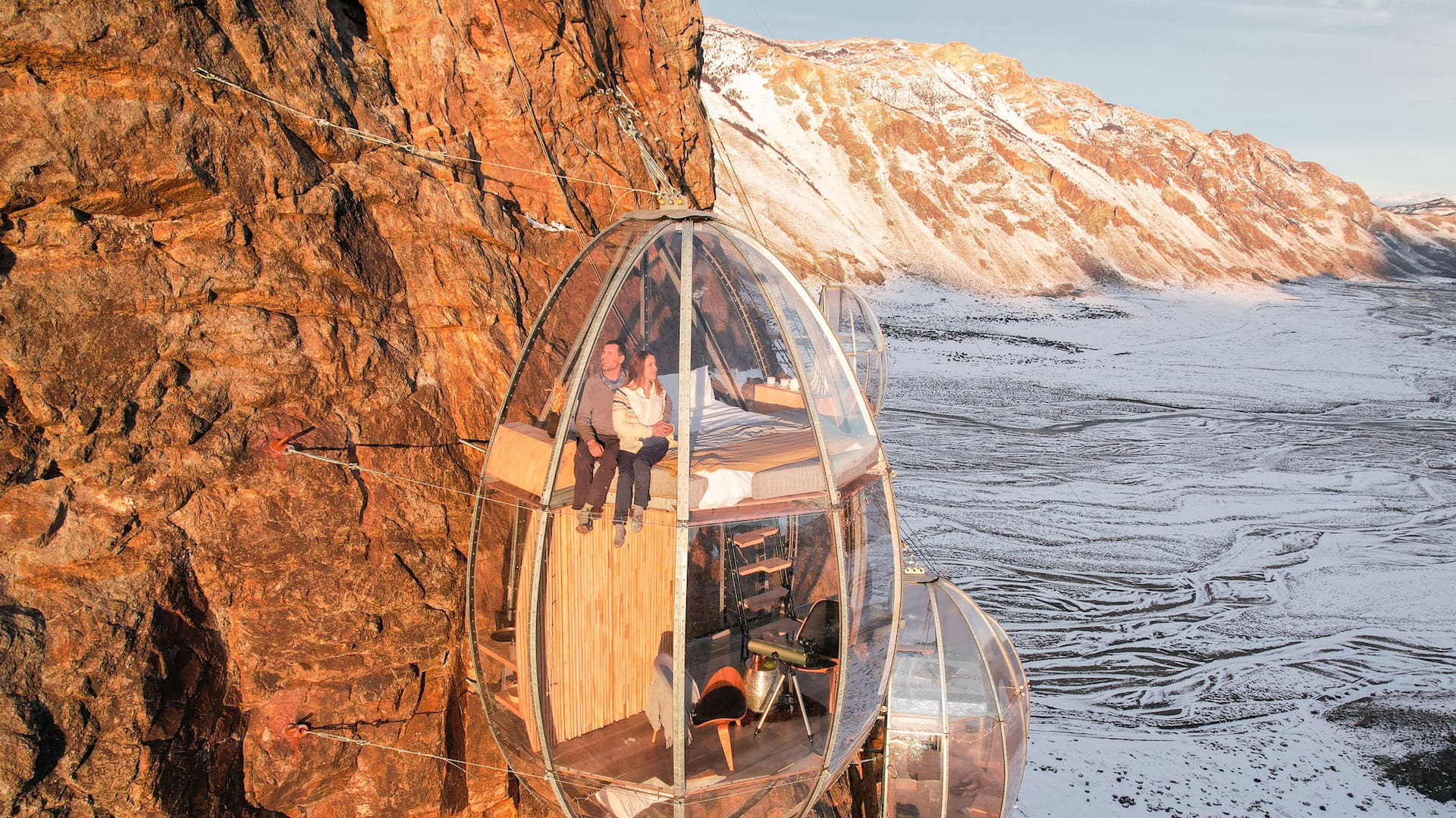 Las cuatro cápsulas están colgadas en un peñasco de estancia Bonanza, en las afueras de El Chaltén.
